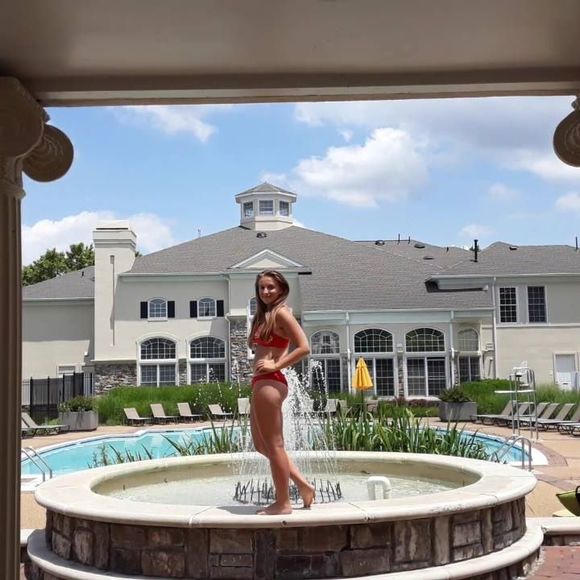 Meet your Posher, Natália - Picture 1 of 1